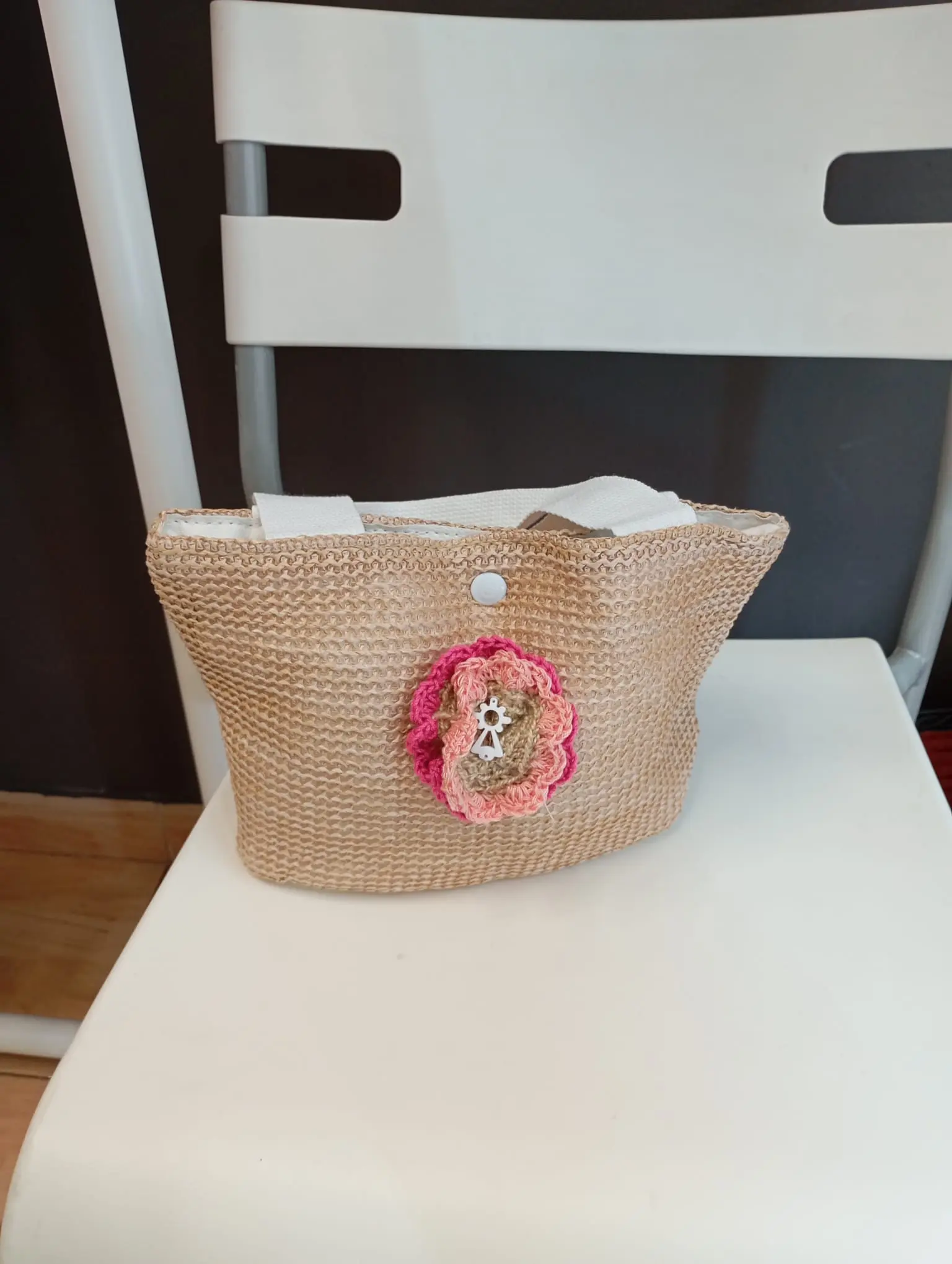 Bolso mimbre pequeño con flor crochet y Virgen del Pilar