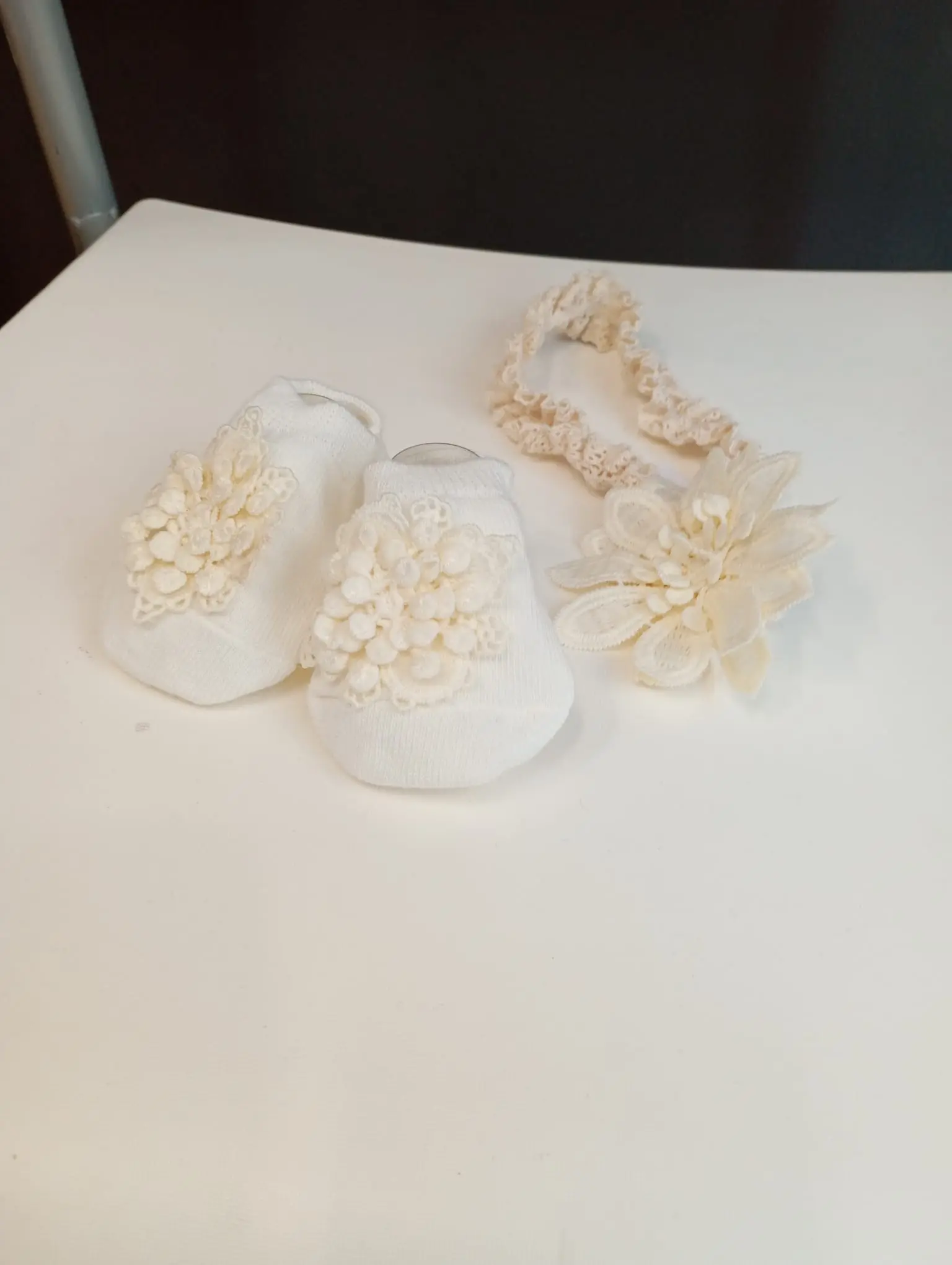 Conjunto de calcetines y diadema beige color crema bebe
