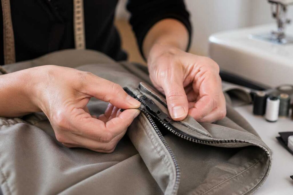 cremallera-taller-zaragoza.jpg Cómo arreglar una cremallera en un taller de arreglos de ropa en Zaragoza