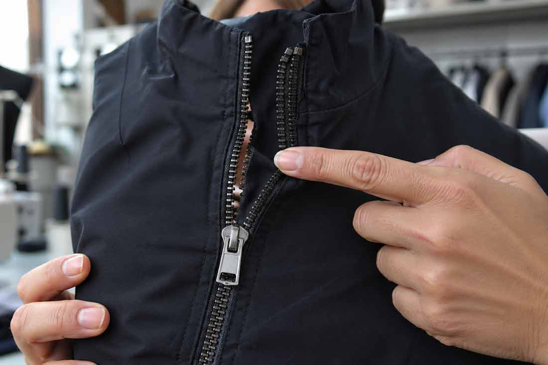 Cremallera que se abre aunque parece cerrada en una chaqueta o abrigo