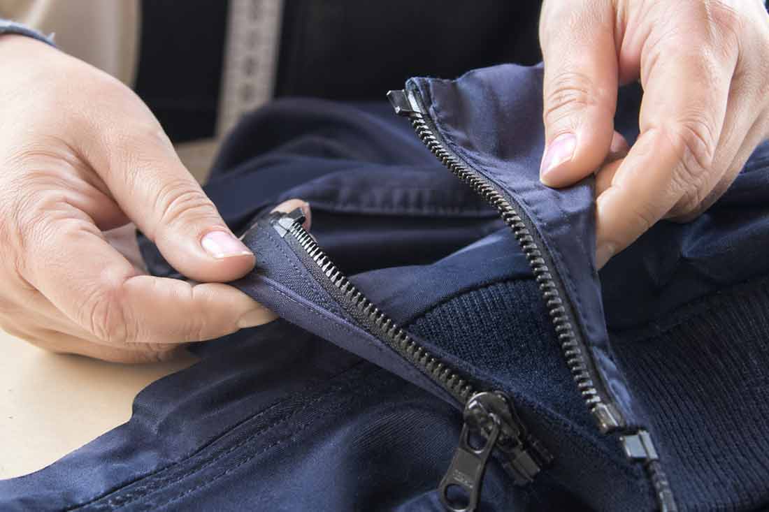 Cremallera salida de un lado en una prenda de ropa